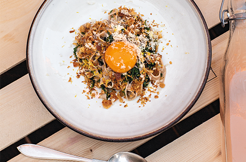 Brödpasta med vitlöksbröd, rucola, pepparrot och äggula